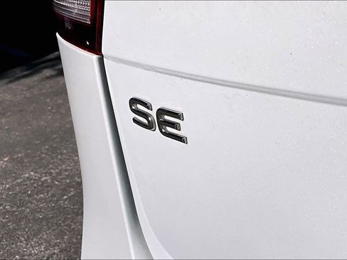 Certified 2023 Volkswagen Tiguan SE R-Line image 9