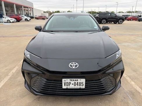 Used 2025 Toyota Camry XLE image 2