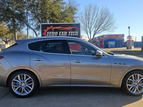 Used 2021 Maserati Levante GranLusso image 7