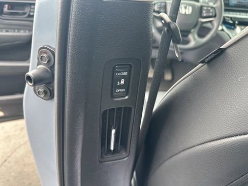 Used 2025 Honda Odyssey Elite image 17