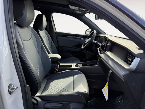 New 2026 Volkswagen Tiguan SE R-Line FWD image 19