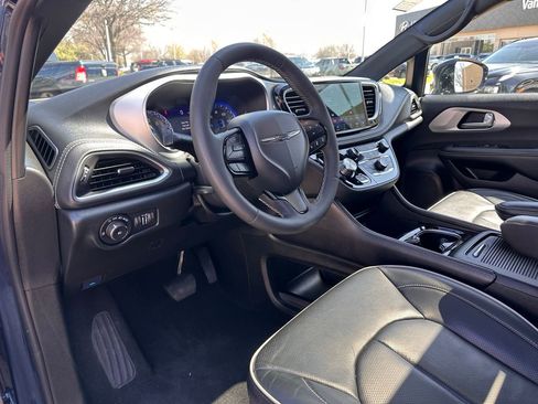 Used 2025 Chrysler Pacifica Limited image 29