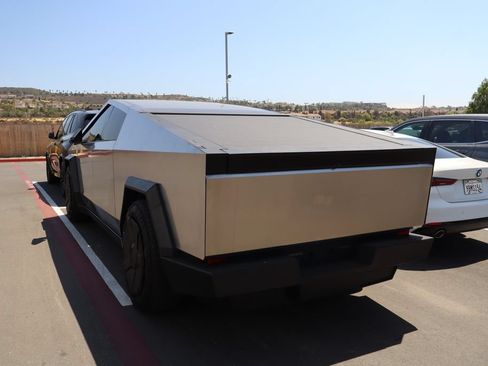 Used 2024 Tesla Cybertruck AWD Crew Cab image 4