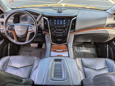 Used 2019 Cadillac Escalade Luxury image 32