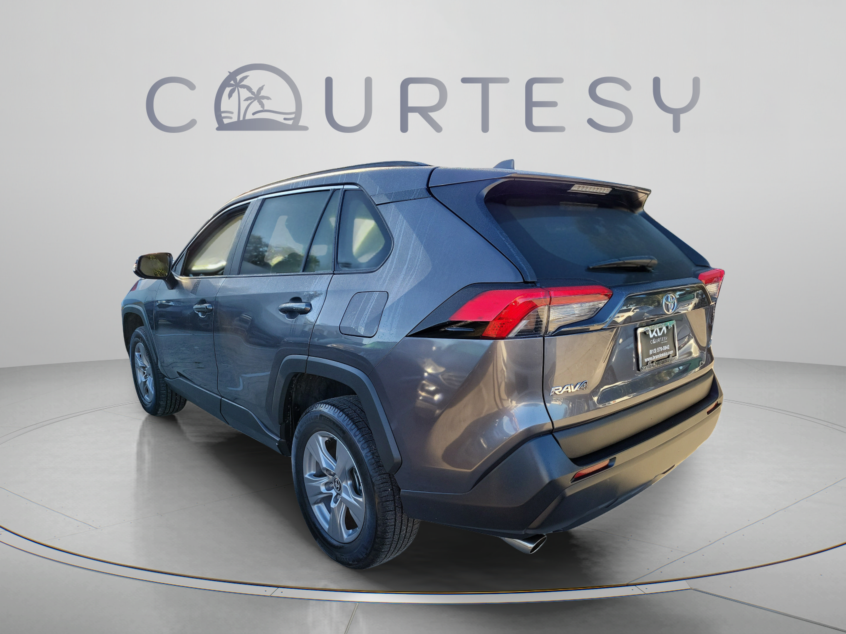 Used 2022 Toyota RAV4 XLE w/ Convenience Package FWD image 2