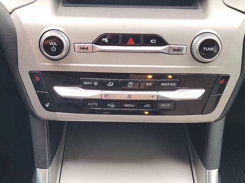 Used 2022 Ford Explorer XLT w/ Equipment Group 202A image 18