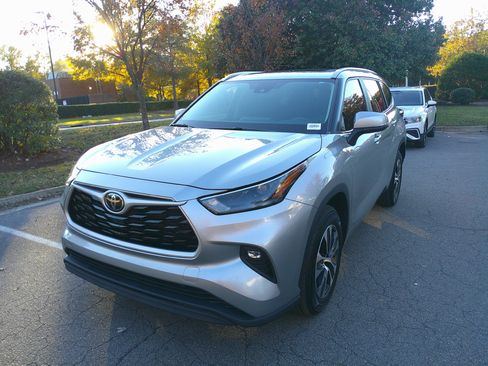 Used 2023 Toyota Highlander XLE image 5