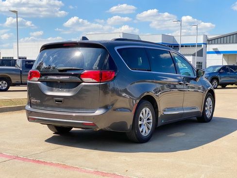Used 2017 Chrysler Pacifica Touring-L image 17