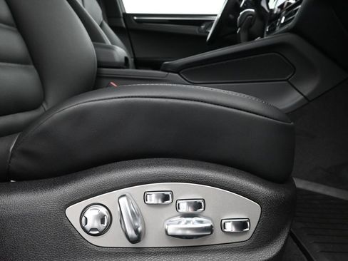 Used 2026 Porsche Macan AWD/4WD image 15