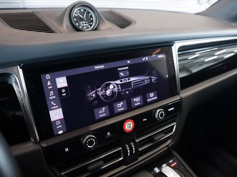 Certified 2025 Porsche Macan AWD/4WD image 21