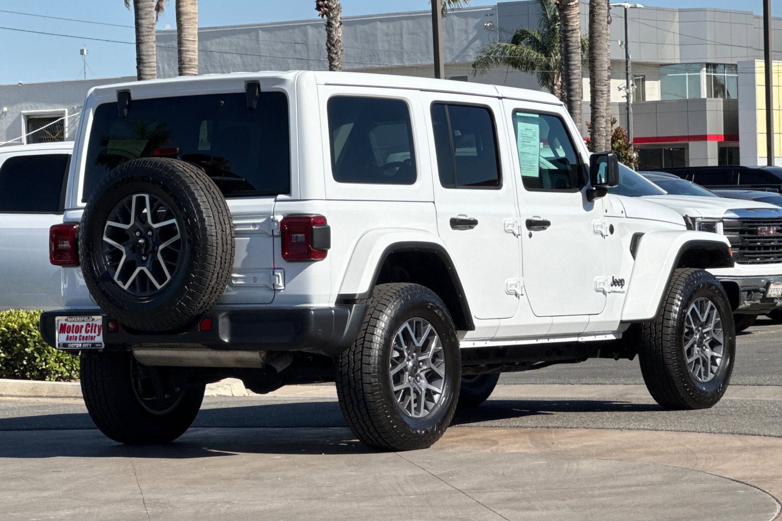 Used 2025 Jeep Wrangler Unlimited Sahara AWD/4WD image 4