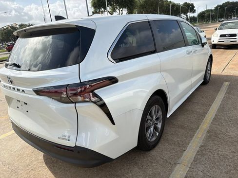 Used 2023 Toyota Sienna XLE FWD image 5