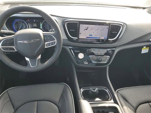 New 2026 Chrysler Pacifica Limited w/ Trailer Tow Group image 14