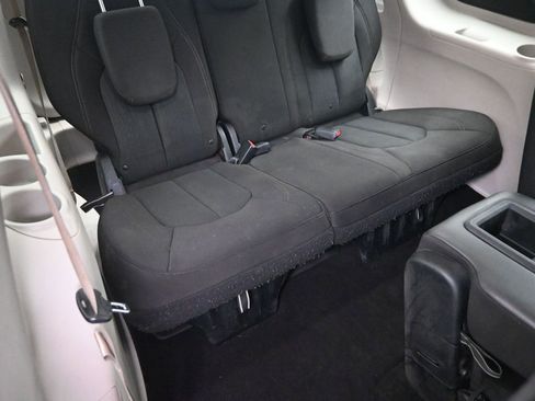 Used 2017 Chrysler Pacifica Touring image 8