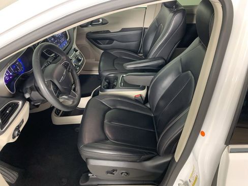 Used 2023 Chrysler Pacifica Touring-L FWD image 28