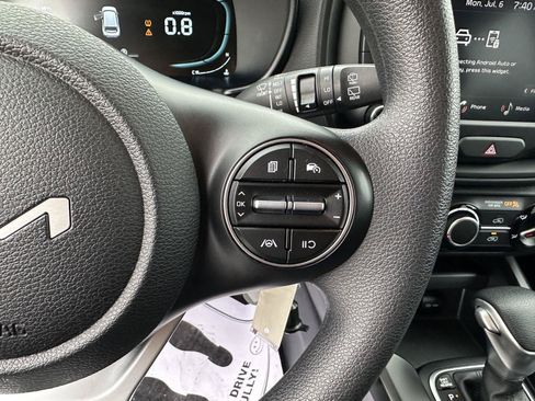 Used 2025 Kia Soul LX w/ LX Technology Package FWD image 25