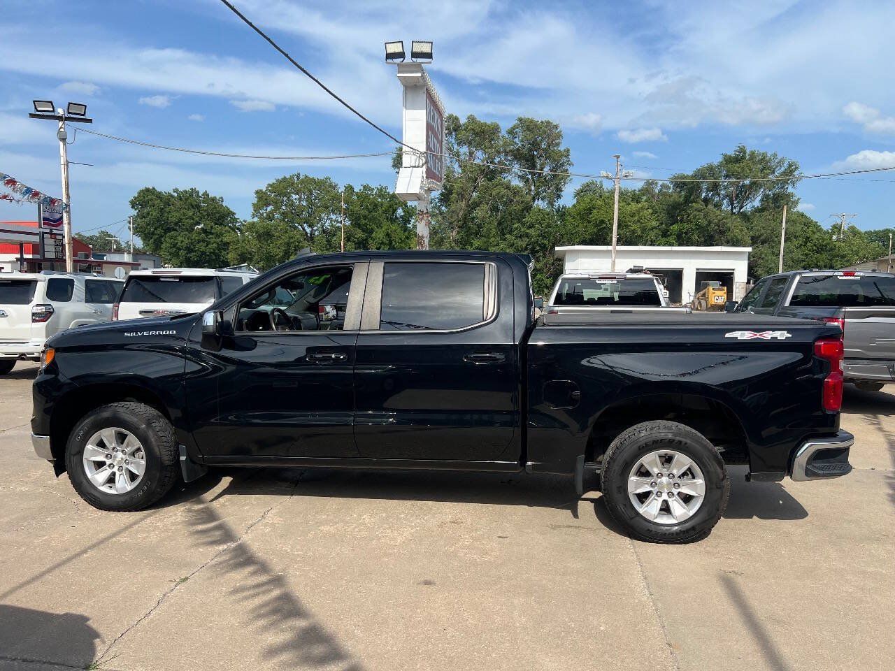 Used 2023 Chevrolet Silverado 1500 LT AWD/4WD image 7