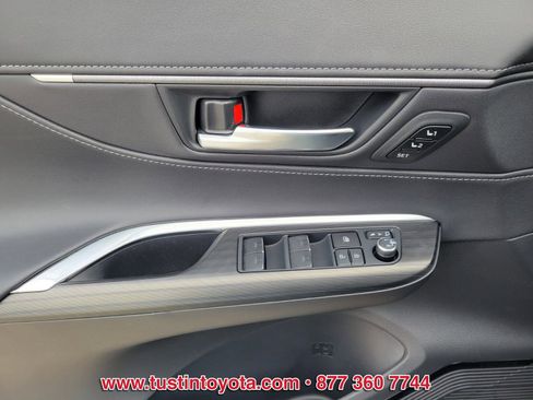 Certified 2024 Toyota Venza XLE AWD/4WD image 17
