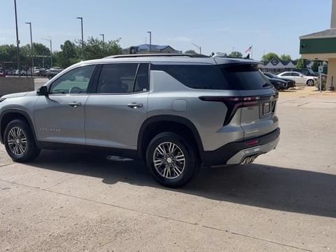 Used 2026 Chevrolet Traverse LT w/ Driver Confidence Package FWD image 6