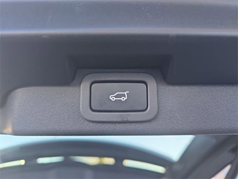 Used 2020 Land Rover Discovery SE image 16