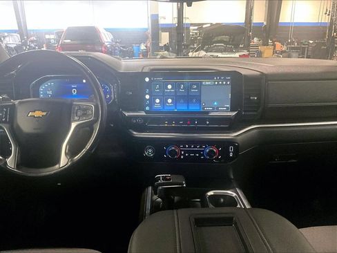 Used 2022 Chevrolet Silverado 1500 LT w/ Z71 Off-Road Package AWD/4WD image 18