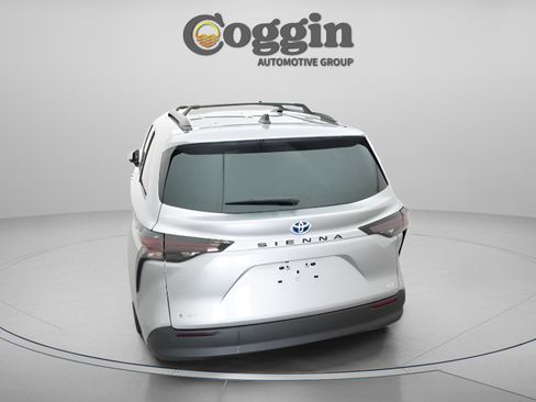 Used 2025 Toyota Sienna XLE image 11
