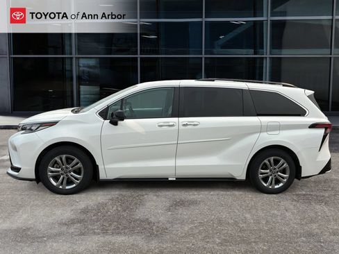 Used 2023 Toyota Sienna XSE w/ XSE Plus Package AWD/4WD image 3