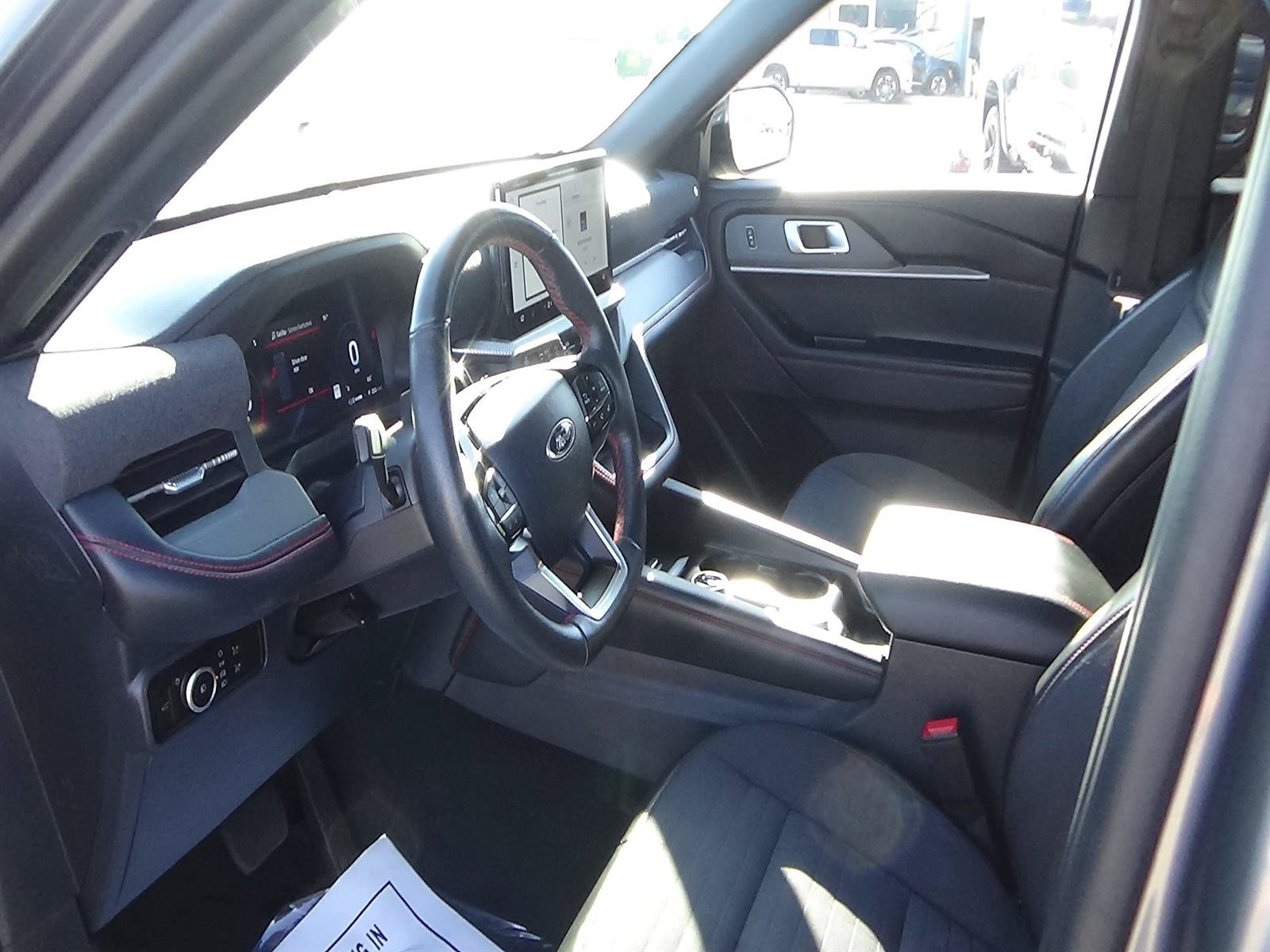 Used 2025 Ford Explorer ST-Line w/ ST-Line Street Pack AWD/4WD image 16