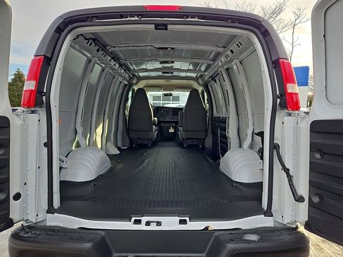 Used 2025 Chevrolet Express 2500 w/ Driver Convenience Package image 33