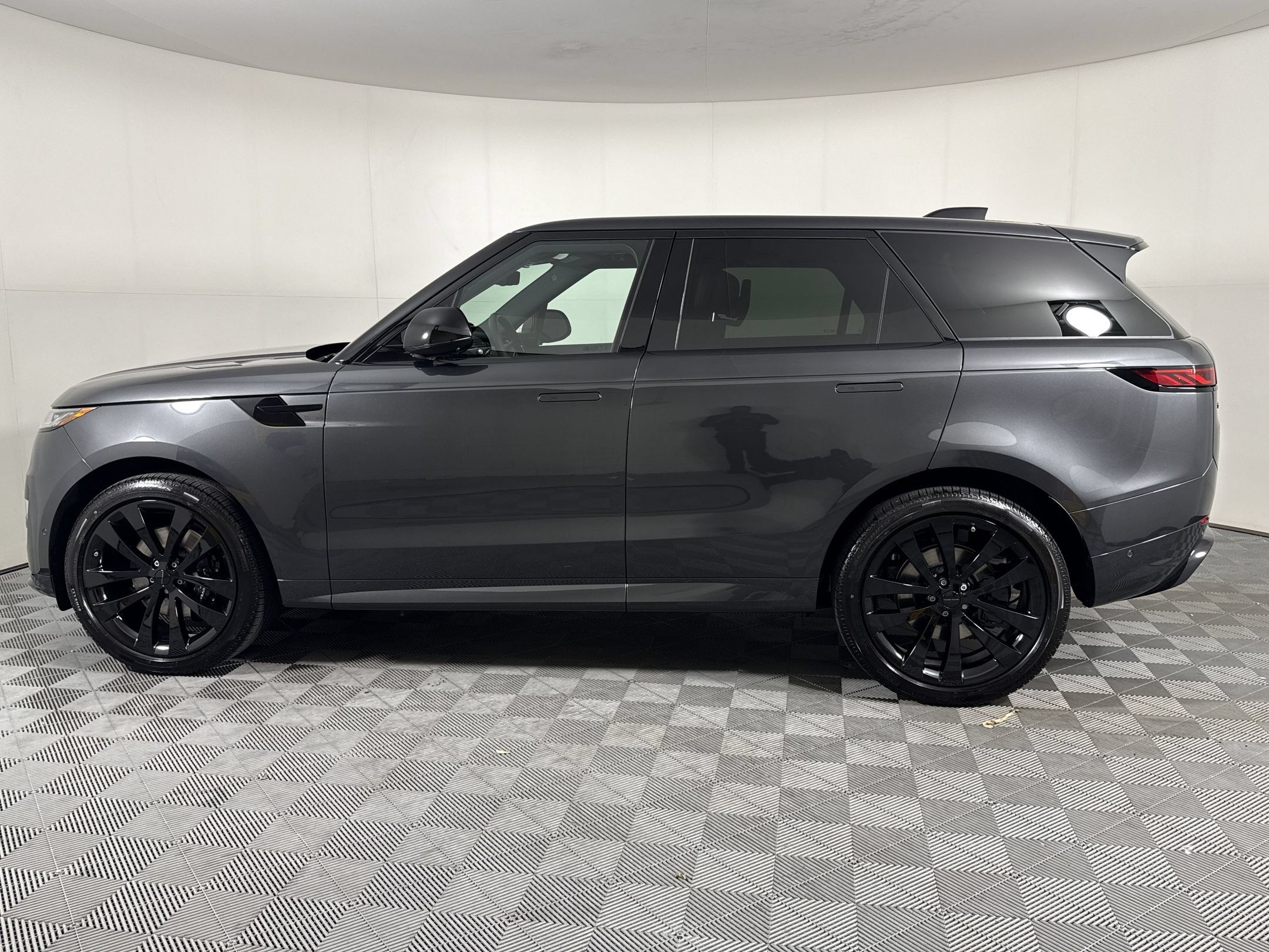 New 2026 Land Rover Range Rover Sport Dynamic SE AWD/4WD image 2