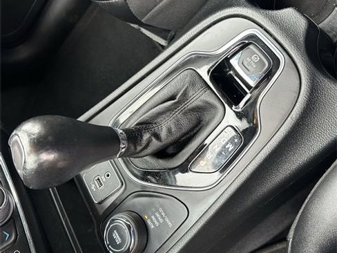 Used 2023 Jeep Cherokee Altitude Lux image 17