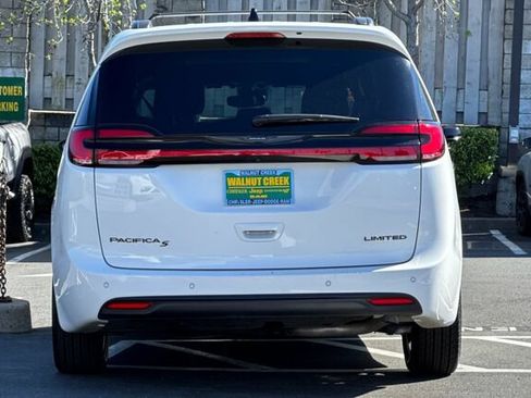 Certified 2025 Chrysler Pacifica Limited FWD image 5