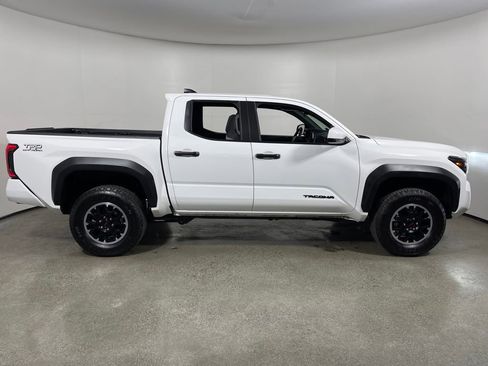 Certified 2025 Toyota Tacoma TRD Off-Road image 2