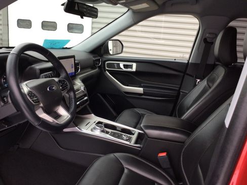 Used 2022 Ford Explorer XLT w/ Equipment Group 202A image 9