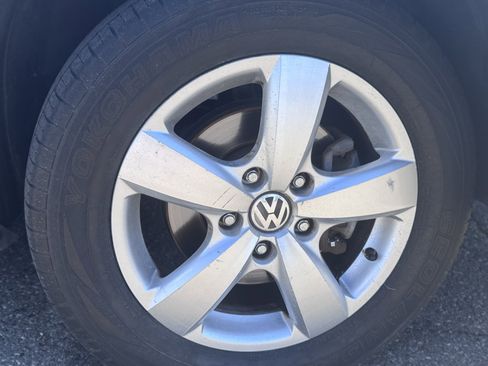 Used 2011 Volkswagen Routan SEL FWD image 59