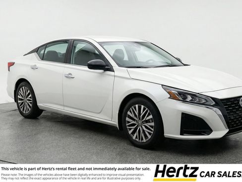 Used 2025 Nissan Altima 2.5 SV image 1