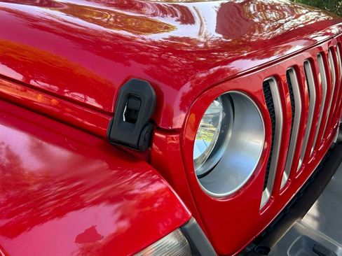 Used 2018 Jeep Wrangler Unlimited Sahara AWD/4WD image 33