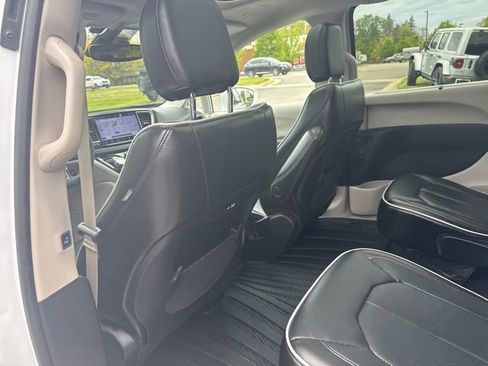 Used 2022 Chrysler Pacifica Limited AWD/4WD image 28
