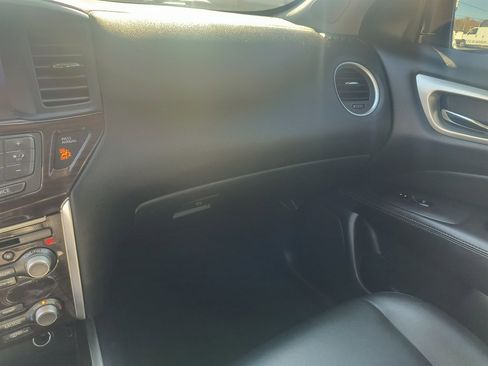 Used 2014 Nissan Pathfinder SL w/ SL Tech Package image 19