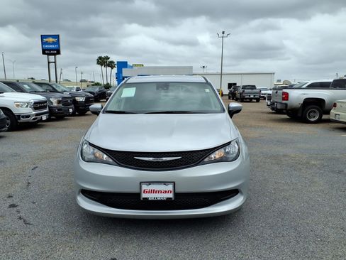 Used 2023 Chrysler Voyager LX FWD image 3