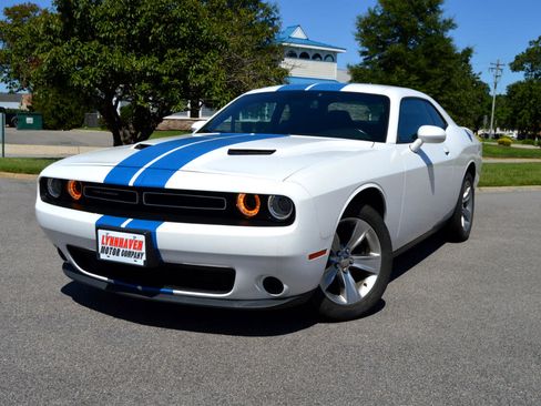 Used 2018 Dodge Challenger SXT image 3
