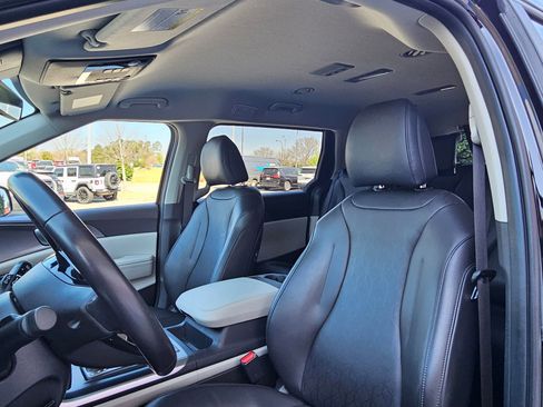 Used 2024 Kia Carnival LX image 21