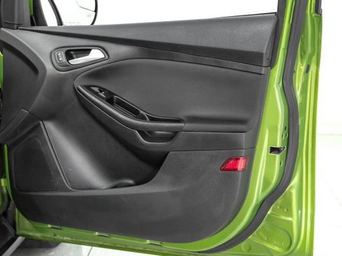 Used 2018 Ford Focus SE w/ SE Appearance Package image 40