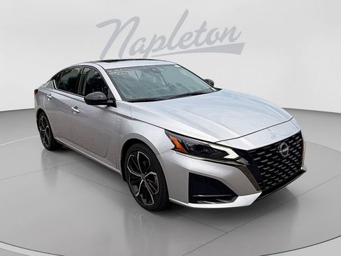 Used 2024 Nissan Altima 2.5 SR w/ SR Premium Package FWD image 8