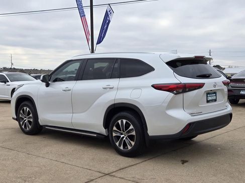 Used 2023 Toyota Highlander XLE image 3