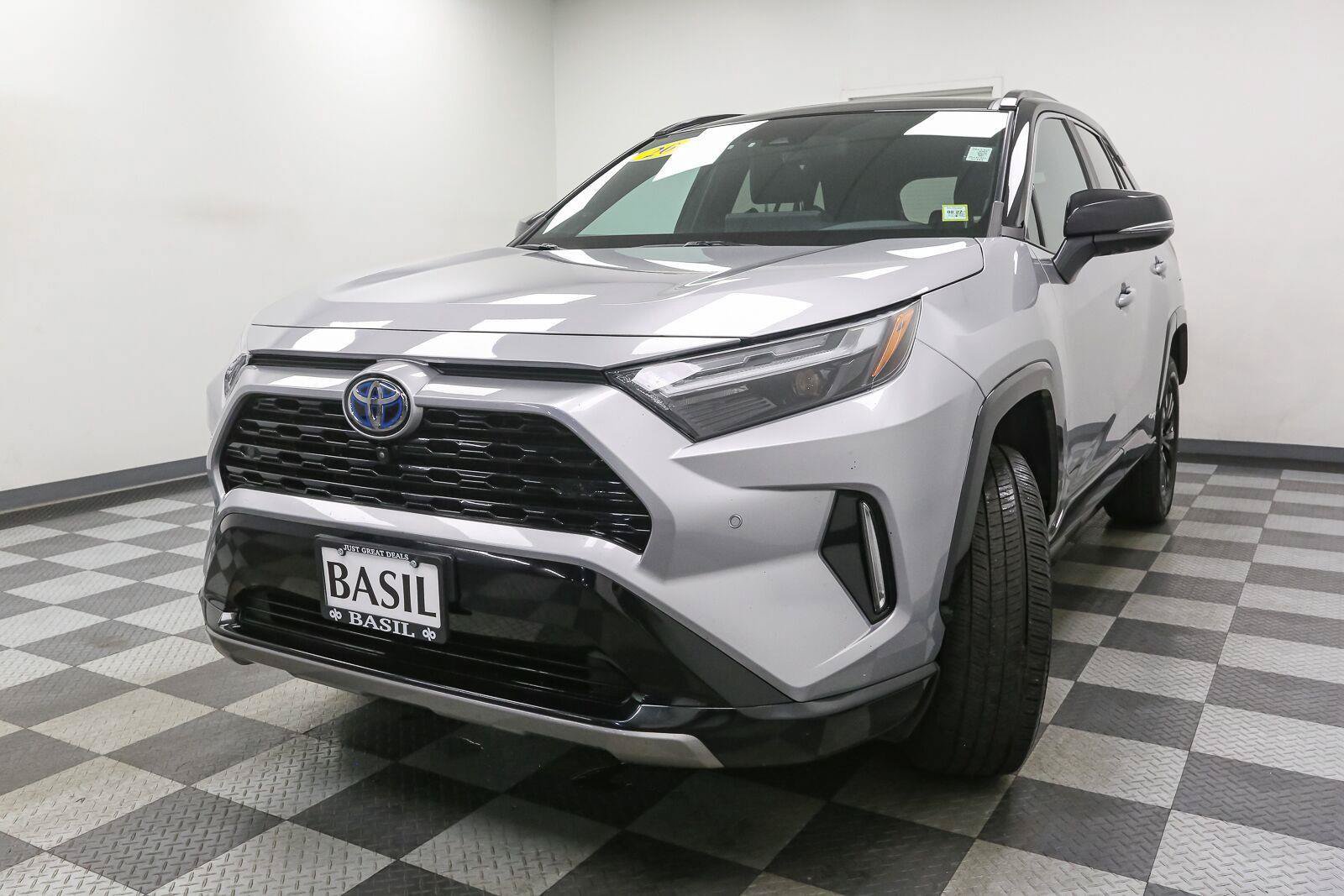 Used 2023 Toyota RAV4 XSE AWD/4WD image 4