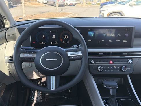 Certified 2025 Hyundai Tucson SE image 22