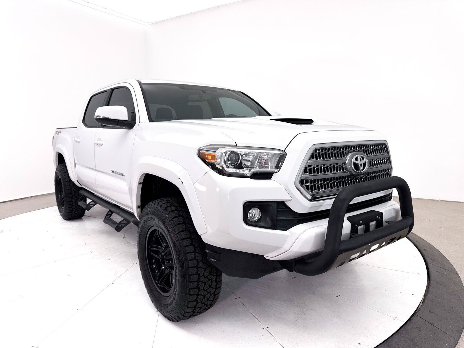 Used 2017 Toyota Tacoma TRD Sport w/ Tow Package (A/T) AWD/4WD image 10
