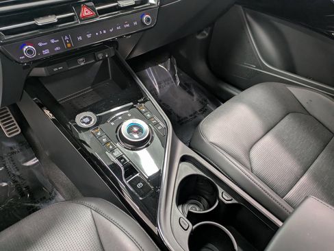 Certified 2024 Kia Niro SX Touring image 14