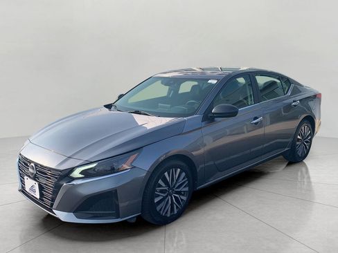 Used 2024 Nissan Altima 2.5 SV FWD image 4